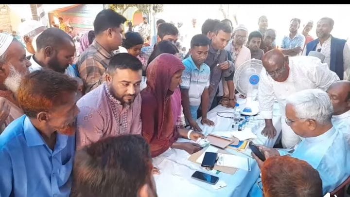 নবাবগঞ্জ উপজেলায় ঈদের ছুটিতে নিজ এলাকায় রোগীদের সেবা দিচ্ছেন ডা. এ জেড এম জাহিদ হোসেন