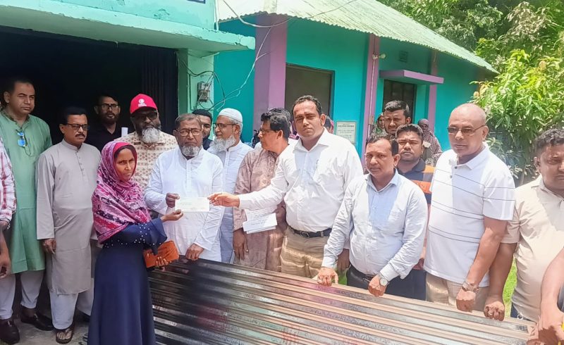 মাগুরার শ্রীপুরে অগ্নিকাণ্ডে ক্ষতিগ্রস্তদের মাঝে ঢেউটিন, চেক ও শুকনো খাবার বিতরণ