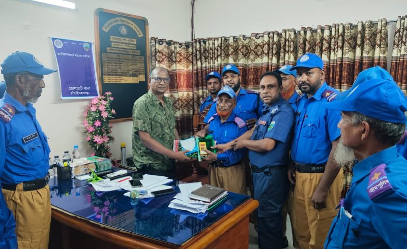 ভোলাহাটে গ্রামপুলিশ নজরুল অবসরে! ওসি দিলেন সম্বর্ধনা!