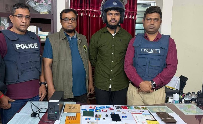 বড়লেখায় পালানোর সময় নিষিদ্ধ সংগঠনের সদস্য ও সাবেক সেনা সদস্য গ্রেফতার