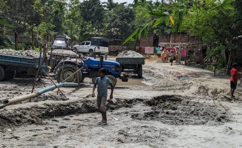 নাজিরহাট বালুমহলে ভ্রাম্যমাণ আদালত অনিয়মের অভিযোগে দেড় লাখ টাকা জরিমানা আদায়