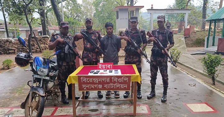 সীমান্তে বিজিবির অভিযানে মাদক কারবারি আটক