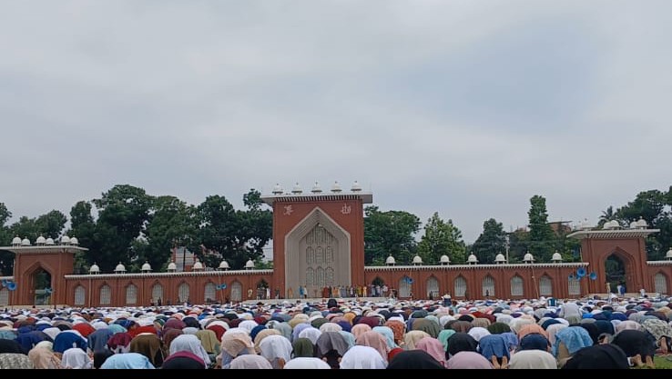 লাখো মুসল্লীর ঢলে মুখর গোর-এ-শহীদ বড় ময়দান