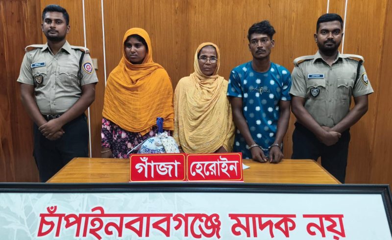 ভোলাহাটে হেরোইন ও গাঁজাসহ মা ছেলেসহ একই পরিবারের ৩ জন আটক