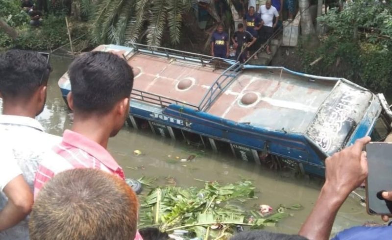 খুলনার ডুমুরিয়ায় নিয়ন্ত্রণ হারিয়ে বাস খাদে, নিহত ১