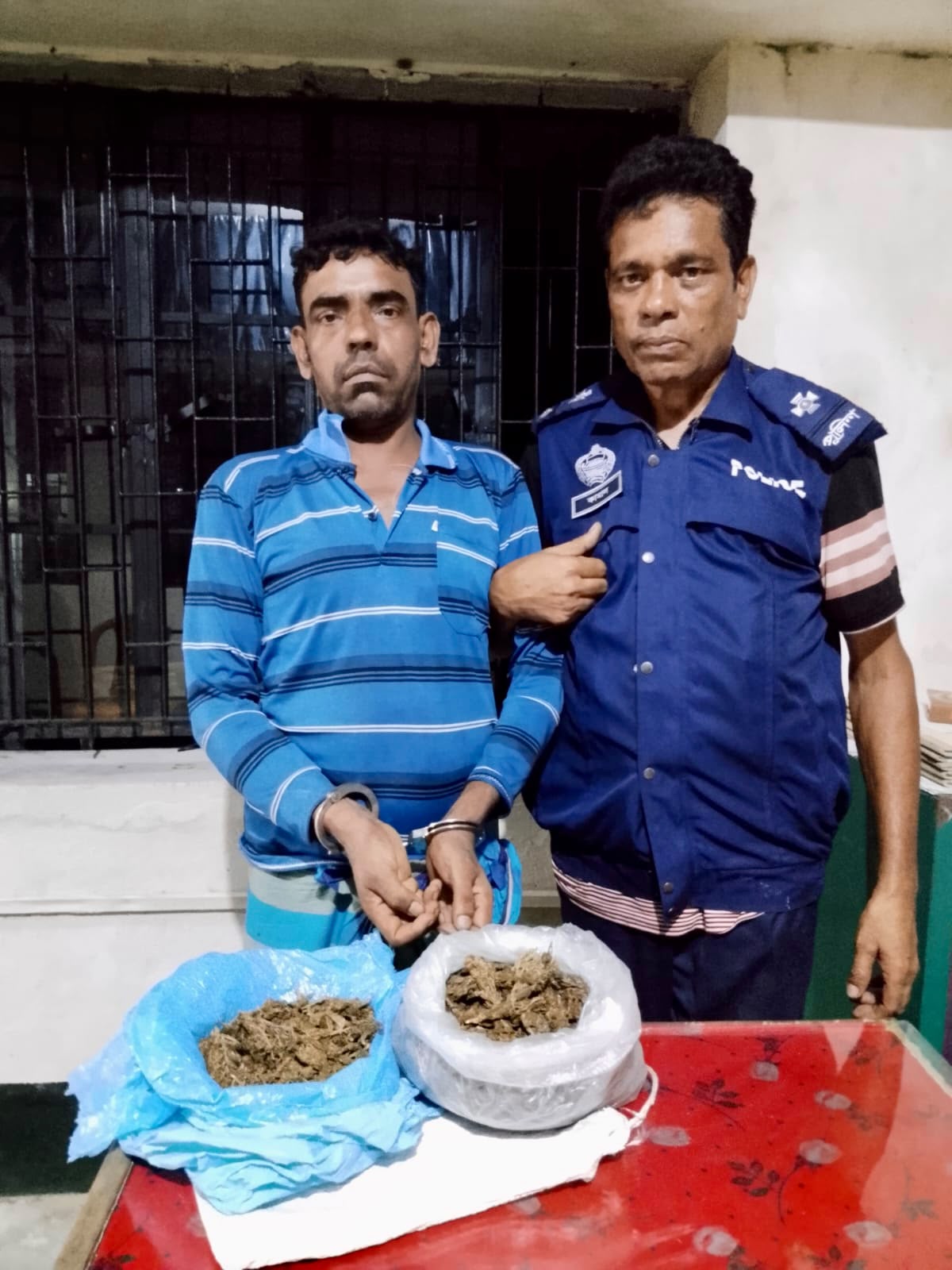 কাউখালীতে ৪০০ গ্রাম গাঁজাসহ মাদক ব্যবসায়ী গ্রেপ্তার